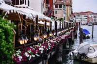 Kaboompics - Gondola Mooring with Purple Flowers and Lanterns in Venice