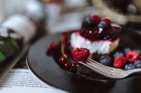 Kaboompics - Cheesecake with blueberries and raspberries