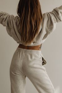 Kaboompics - Neutral Athleisure Look with Cropped Sweatshirt and Joggers