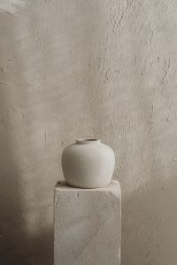 Kaboompics - Textured Plaster Wall with Partial White Ceramic Vase