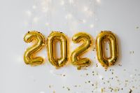 Kaboompics - Gold 2020 Balloons With Light Confetti On White Background