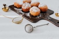 Kaboompics - Powdered Pączki with Sifter and Gold Skimmer on Marble