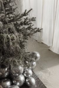 Kaboompics - Close-Up Silver Balloons and Tinsel on a Christmas Tree