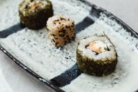 Kaboompics - Seaweed-Wrapped Sushi Rolls on a Blue Patterned Plate