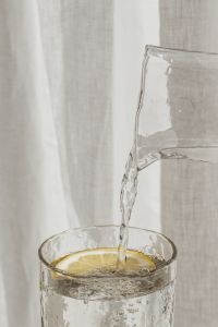 Kaboompics - Dynamic Water Stream With Citrus Slice and Bubbles