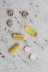 Kaboompics - Speckled Tablets and Yellow Capsules on Marble