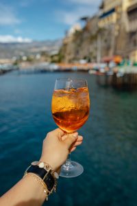 Kaboompics - Summer Drink against a Soft-Focus Waterfront Building