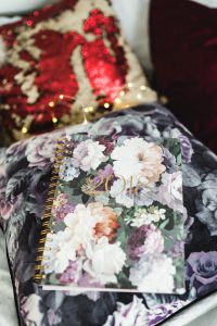Kaboompics - Violet 2018 Day Planner
