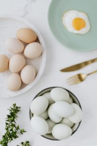 Kaboompics - Easter flat lay with green eggs and fried egg on a plate