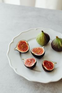 Kaboompics - Fresh Figs And Fig Halves On White Plate