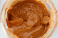 Kaboompics - Coffee brewed in a Chemex and peanut butter sandwiches for breakfast