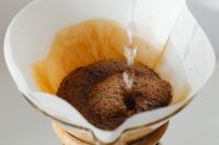 Kaboompics - Coffee brewed in a Chemex and peanut butter sandwiches for breakfast