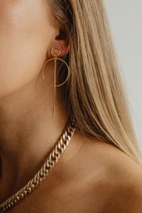 Kaboompics - Long Geometric Gold Hoop Earring and Chunky Chain Necklace in a Blonde Portrait