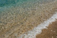 Kaboompics - Foamy Wave Washing onto a Pebble Beach Shoreline