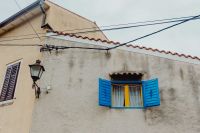 Kaboompics - Yellow Window with Blue Shutters and Exterior Wall Details, Rovinj