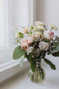 Kaboompics - A small pastel bouquet in a glass vase