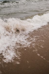 Kaboompics - Foamy Wave Breaking on Wet Sand