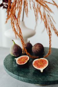 Kaboompics - Fresh Fig Halves On Green Marble Cake Stand