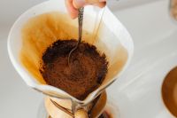 Kaboompics - Coffee brewed in a Chemex and peanut butter sandwiches for breakfast