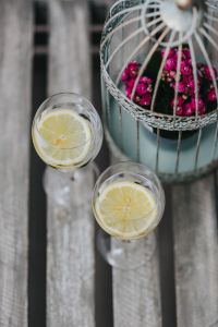 Kaboompics - Little pink flowers with two glasses of lemon water