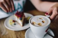 Kaboompics - Cup of coffee and berry cheesecake