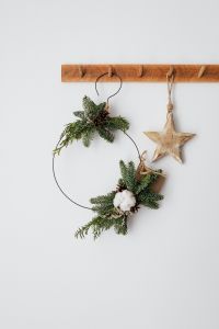 Kaboompics - Natural Holiday Wreath with Wooden Star, Cotton and Kraft Tag