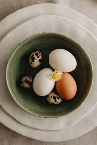Kaboompics - Easter Delights - Spring Flowers and Minimalist Tableware