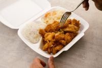 Kaboompics - Selecting Crispy Chicken From Takeout Box