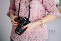 Kaboompics - Woman in pink with her camera