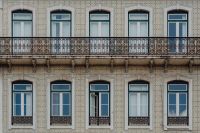 Kaboompics - Wide Lisbon Azulejo Facade with Continuous Wrought-Iron Balcony and Repeating Windows