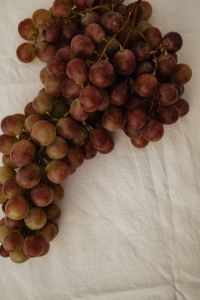 Kaboompics - Red Grapes Still Life on White Linen