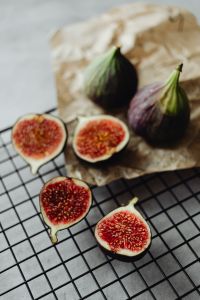 Kaboompics - Red Fig Halves With Whole Figs On Black Rack