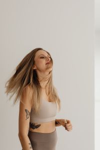 Kaboompics - Side Profile of Woman Looking Up Against a Wall