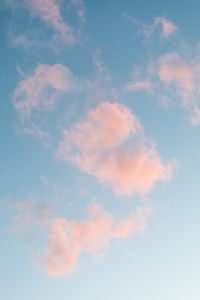 Kaboompics - Vertical Blue Sky with Rose-Tinted Clouds for Wallpaper Design