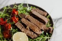 Kaboompics - Sliced Steak with Arugula and Roasted Tomatoes