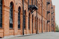Kaboompics - Empty Pedestrian Walkway along Arched Red-Brick Manufaktura Factory Windows, Łódź