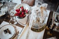 Kaboompics - Table decorations with golden motifs and red flowers