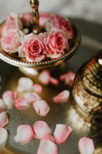 Kaboompics - A tray of pink roses
