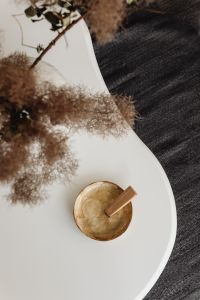 Kaboompics - Close-Up of Palo Santo in a Mother-of-Pearl Bowl with Dried Pampas