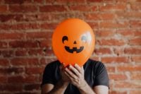 Kaboompics - The man with the Halloween balloon