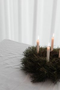 Kaboompics - Motion Blur Overhead Christmas Table with Lit Candles and Evergreen Wreath