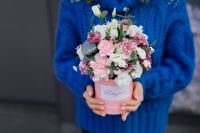 Kaboompics - Lovely flowers in a pink box