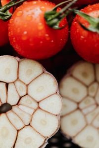 Kaboompics - Cherry Tomatoes and Sliced Garlic with Water Drops, Close-Up