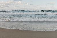 Kaboompics - Overcast Baltic Beach with Rolling Surf, White Foam and Wet Sand