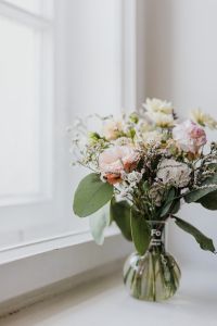 Kaboompics - A small pastel bouquet in a glass vase