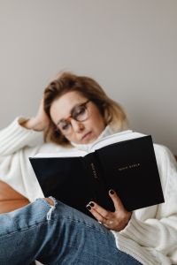 Kaboompics - A middle-aged woman reads her bible