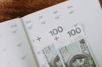 Kaboompics - Polish Zloty Banknotes on a Calendar, Budget Planning Flat Lay