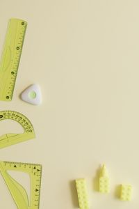 Kaboompics - Vertical Arrangement of Yellow Geometry Tools