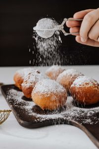 Kaboompics - Hand Sifting Powdered Sugar Over Pączki for Fat Thursday
