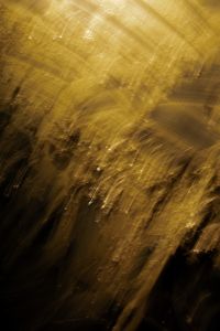 Kaboompics - Soft Golden Brush Strokes across Black, Wide Abstract Motion Blur Background